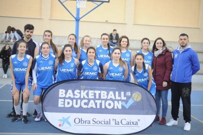 Jugadoras y técnicos del equipo de La Enseñanza.