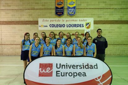 El equipo del colegio Lourdes posa en su pabellón.
