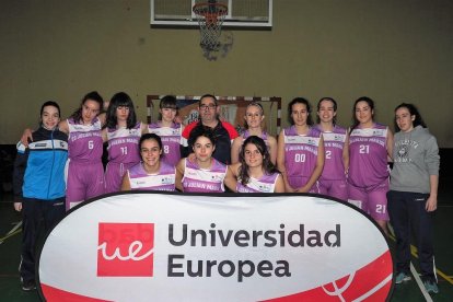 El vigente campeón, el Julián Marías, posa en formación junto a su entrenador.