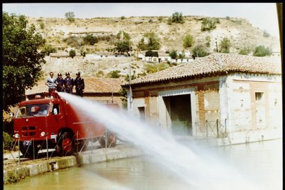 Bomberos junto a la dársena del Canal en La Victoria en 1970. - ARCHIVO MUNICIPAL DE VALLADOLID