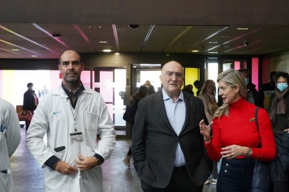 Jesús Julio Carnero y Pilar Carvajal, en el Hospital Río Hortega.-ICAL