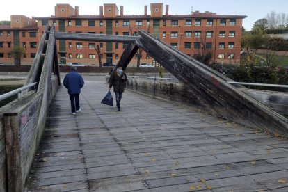 Barrio de La Victoria. La Pasarela del Sol del Canal de Castilla en La Victoria en la actualidad. - PHOTOGENIC