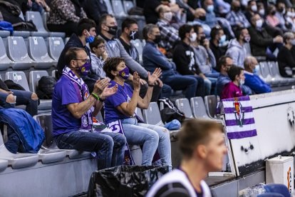Aficionados del Pucela Basket en las gradas del Barris Nord. / LOF