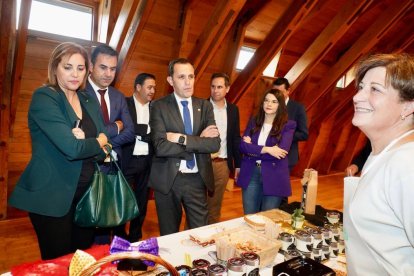 Conrado Íscar visita un expositor en la segunda edición de Vallaqueso en el Espacio La Granja.