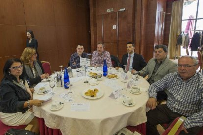 Marta Rojo (CES), Pilar Calonge (CES), Marco Antonio Pérez CCOO), Ramiro Marijuán (UGT), Félix Sancho (I. San Pablo), Fco Pérez (UGT) y José M. Vega (U. Consumidores).