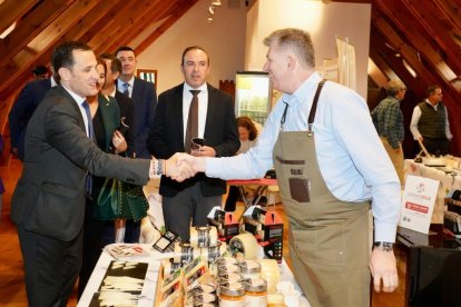 Conrado Íscar junto a un expositor en la segunda edición de Vallaqueso en el Espacio La Granja.