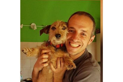 Imagen del policía Luis Eduardo junto a su mascota. E.M.
