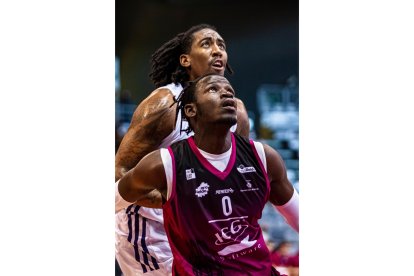 Pippen y Badji pelean por el rebote. / LOF