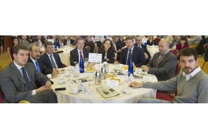 En la imagen de la derecha, el procurador del Partido Popular en las Cortes, Ángel Ibáñez; el subdelegado del Gobierno en Burgos, José Arribas Andrés; el presidente de la Diputación de Burgos, César Rico; y el presidente del Consejo Económico y Social, Germán Barrios, que fue el encargado de clausurar el Foro del CES en el Club de Prensa de EL MUNDO DE CASTILLAY  LEÓN. Junto a Barrios, la consejera delegada de Edigrup, Adriana Ulibarri, y el alcalde Javier Lacalle.
La mesa presidencial del evento se completa con la presencia del director de EL CORREO DE BURGOS, Ricardo García Ureta, y junto a él, David Jurado, portavoz del Partido Socialista en la Diputación Provincial.