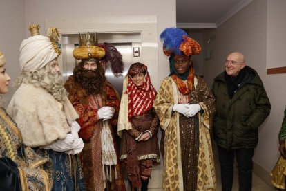 El alcalde Jesús Julio Carnero con los Reyes Magos en el Río Hortega.- E. M.