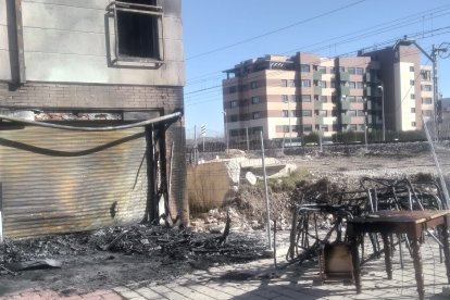 El suceso tuvo lugar a las 05.00 horas de la madrugada del sábado y afectó a dos viviendas del edificio, sin daños personales, y al mobiliario del bar.