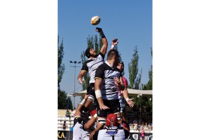 Imágenes del derbi de rugby entre el CR El Salvador y el VRAC que abre la temporada 2023-2024. / PHOTOGENIC