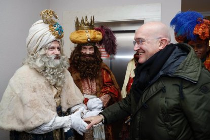 Jesús Julio Carnero saluda a Melchor.- E. M.