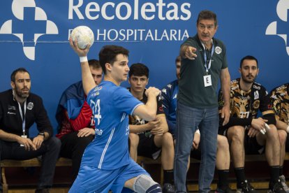 Manolo Cadenas habla a sus jugadores. / PHOTOGENIC