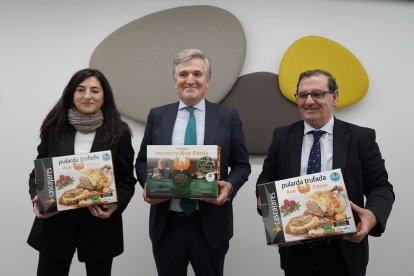 El presidente de Cascajares, Alfonso Jiménez, presenta el proyecto 'Ave Fénix', la iniciativa solidaria con la que la empresa pretende contribuir a la repoblación de la sierra de la Culebra (Zamora). -ICAL.
