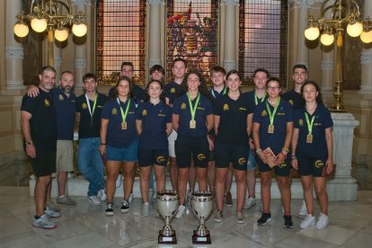 Los internacionales del CPLV posan en el Ayuntamiento junto a Ángel Ruiz, seleccionador. / EL MUNDO