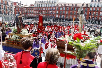Procesión del Encuentro de Jesús Resucitado con la Virgen de la Alegría en Valladolid.- J. M. LOSTAU