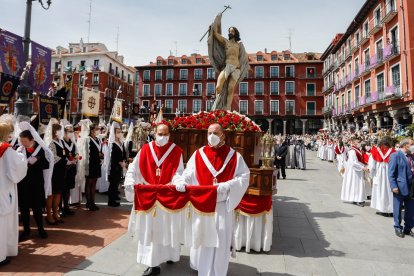 Procesión del Encuentro de Jesús Resucitado con la Virgen de la Alegría en Valladolid.- J. M. LOSTAU