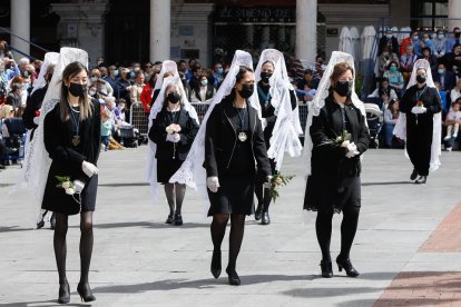 Procesión del Encuentro de Jesús Resucitado con la Virgen de la Alegría en Valladolid.- J. M. LOSTAU