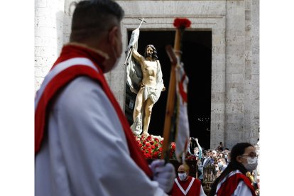 Procesión del Encuentro de Jesús Resucitado con la Virgen de la Alegría en Valladolid.- J. M. LOSTAU