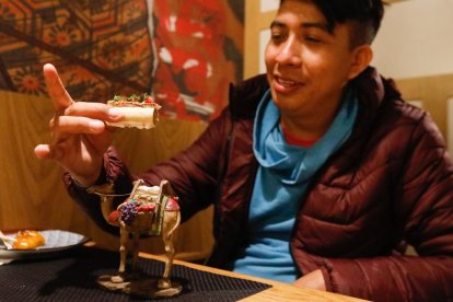 El chef mexicano Carlos Rene Chuc, participante en el VI Campeonato Mundial de Tapas, sostiene la tapa ‘Siajna Baba Ganoush’, de Lendl Pereira. -J.M. LOSTAU