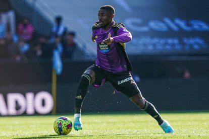 Larin controla el balón en el último duelo de Liga jugado en Balaídos ante el Celta./ IÑAKI SOLA / RVCF