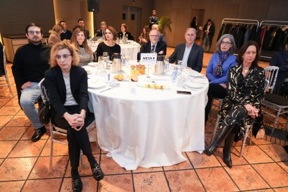 Sonia García, técnico de ASAJA; Francisco Manuel Díaz, Beatriz Rosillo y Ana Fernández de CESCyL; Agustín Tapia, Dtor. Mutua Universal; Antonio Gato, director general Alta Velocidad 2003; Susana García y Cristina García de CESCYL.  / J. M. LOSTAU