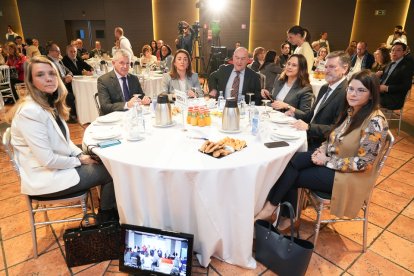 Ángela de Miguel, presidenta CEOE Valladolid; Sarbelio Fernández, alcalde de Arroyo de la Encomienda; María González Corral, consejera de Movilidad y Transformación Digital JCyL; Jesús Julio Carnero, Consejero de Presidencia JCyL; Adriana Ulibarri, presidenta Edigrup, Francisco Vázquez, Vicepresidente Primero Mesa Cortes CyL; Gema Gómez, Vicepresidenta Segunda Diputación de Valladolid. / J. M. LOSTAU