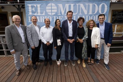Óscar Puente con parte del equipo de Gobierno del Ayuntamiento de Valladolid.  / PHOTOGENIC
