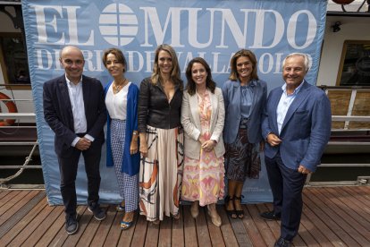 Ángela de Miguel y representantes de CEOE.