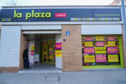 Supermercado de La Plaza de DIA en liquidación ante la llegada de Alcampo.-J. M. LOSTAU
