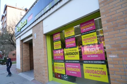 Supermercado de La Plaza de DIA en liquidación ante la llegada de Alcampo.-J. M. LOSTAU