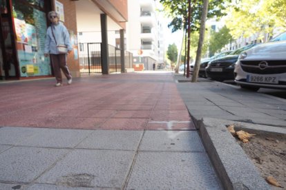 Baches y aceras levantadas en Villa del Prado.- PHOTOGENIC