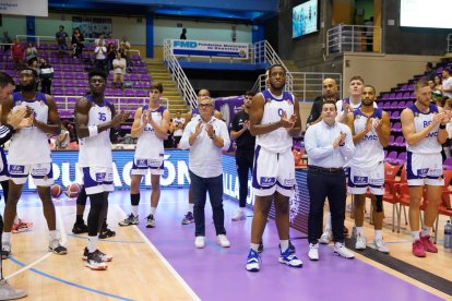 Homenaje al fallecido Teo Hernández antes del inicio de la Copa de Castilla y León. Zunder Palencia - UEMC Real Valladolid Baloncesto. / LOSTAU