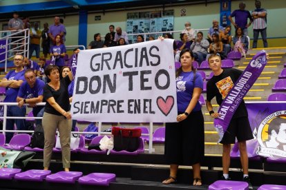 Homenaje al fallecido Teo Hernández antes del inicio de la Copa de Castilla y León. Zunder Palencia - UEMC Real Valladolid Baloncesto. / LOSTAU