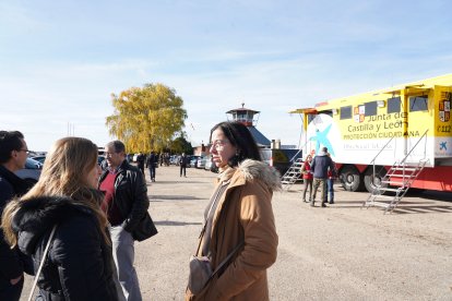 La subdelegada del Gobierno, Alicia Villar y la delegada territorial de la Junta, Raquel Alonso en la zona de búsqueda de los ocupantes del ultraligero desaparecido en Matilla de los Caños. -ICAL.