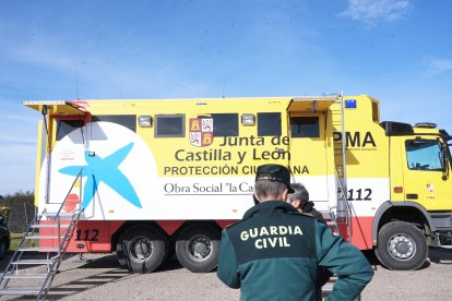 Despegue de un helicóptero del dispositivo de búsqueda de los dos ocupantes del ultraligero desaparecido en la zona de Matilla de los Caños. -ICAL.