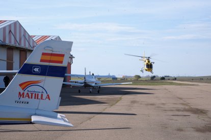 Despegue de un helicóptero del dispositivo de búsqueda de los dos ocupantes del ultraligero desaparecido en la zona de Matilla de los Caños.- ICAL.