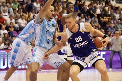 Gilbert postea a un defensor rival de San Pablo en la pasada Copa de Castilla y León. / PHOTOGENIC