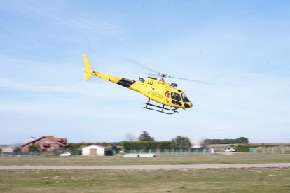 Despegue de un helicóptero del dispositivo de búsqueda de los dos ocupantes del ultraligero desaparecido en la zona de Matilla de los Caños. -ICAL.