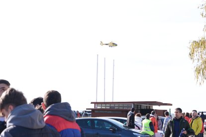 Despegue de un helicóptero del dispositivo de búsqueda de los dos ocupantes del ultraligero desaparecido en la zona de Matilla de los Caños. -ICAL.