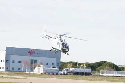 Despegue de un helicóptero del dispositivo de búsqueda de los dos ocupantes del ultraligero desaparecido en la zona de Matilla de los Caños. -ICAL.