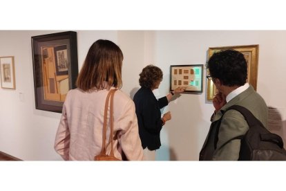 Bolaños explica las obras de Picasso sobre cajas de cerillas. | E. M.