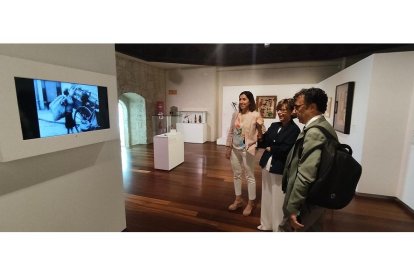 Bolaños comenta detalles del documental de Lacombe en la inauguración. | E. M.