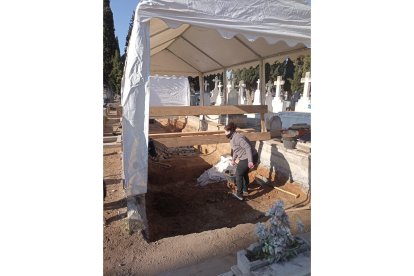 Comienzos de la exhumación de la tercera fosa común en el Cementerio del Carmen de Valladolid, cuyos trabajos de investigación durarán dos meses. JULIO DEL OLMO