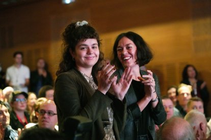 María Herrera y Ainhoa Ramírez, coproductoras de ‘Arquitectura emocional 1959’, de León Siminiani, Espiga de Oro al mejor corto de Sección Oficial, durante la lectura del palmarés de la 67ª Semana Internacional de Cine de Valladolid. -ICAL