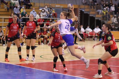 Savina Bergara lanza a portería. / LOF