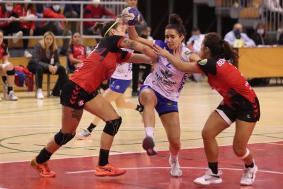 Elba Álvarez es empujada por dos jugadoras del Morvedre. / LOF