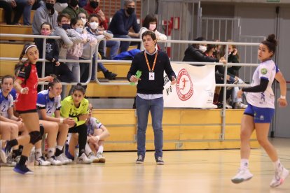 Sergio Escudero, técnico del Caja Rural Aula, da indicaciones desde el banquillo. / LOF