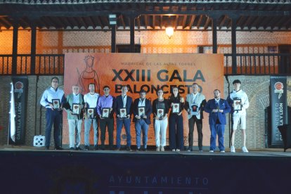 Foto de familia de los premiados en la gala de baloncesto. / FBCYL